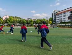 为中学生应该如何穿着打扮提几条合理化建议